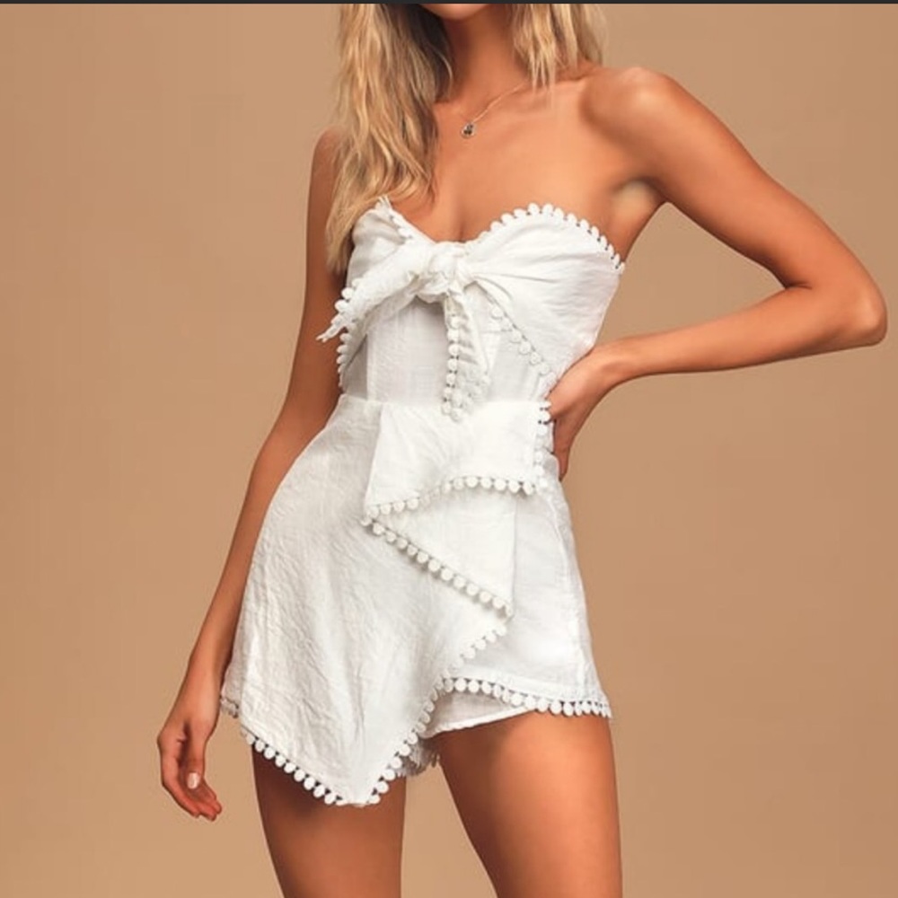Lulus white tie front strapless romper- sz medium